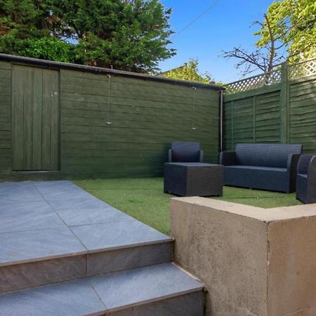 Onsitestays - Tranquil 2 Bedroom Apartment With Large Kitchen, Private Garden Near Wimbledon Station Лондон Екстериор снимка