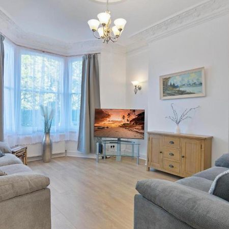 Onsitestays - Tranquil 2 Bedroom Apartment With Large Kitchen, Private Garden Near Wimbledon Station Лондон Екстериор снимка