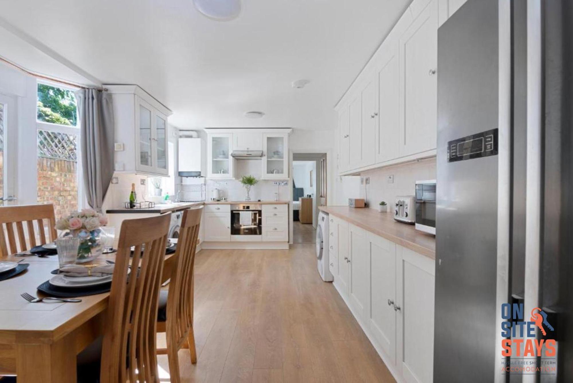 Onsitestays - Tranquil 2 Bedroom Apartment With Large Kitchen, Private Garden Near Wimbledon Station Лондон Екстериор снимка