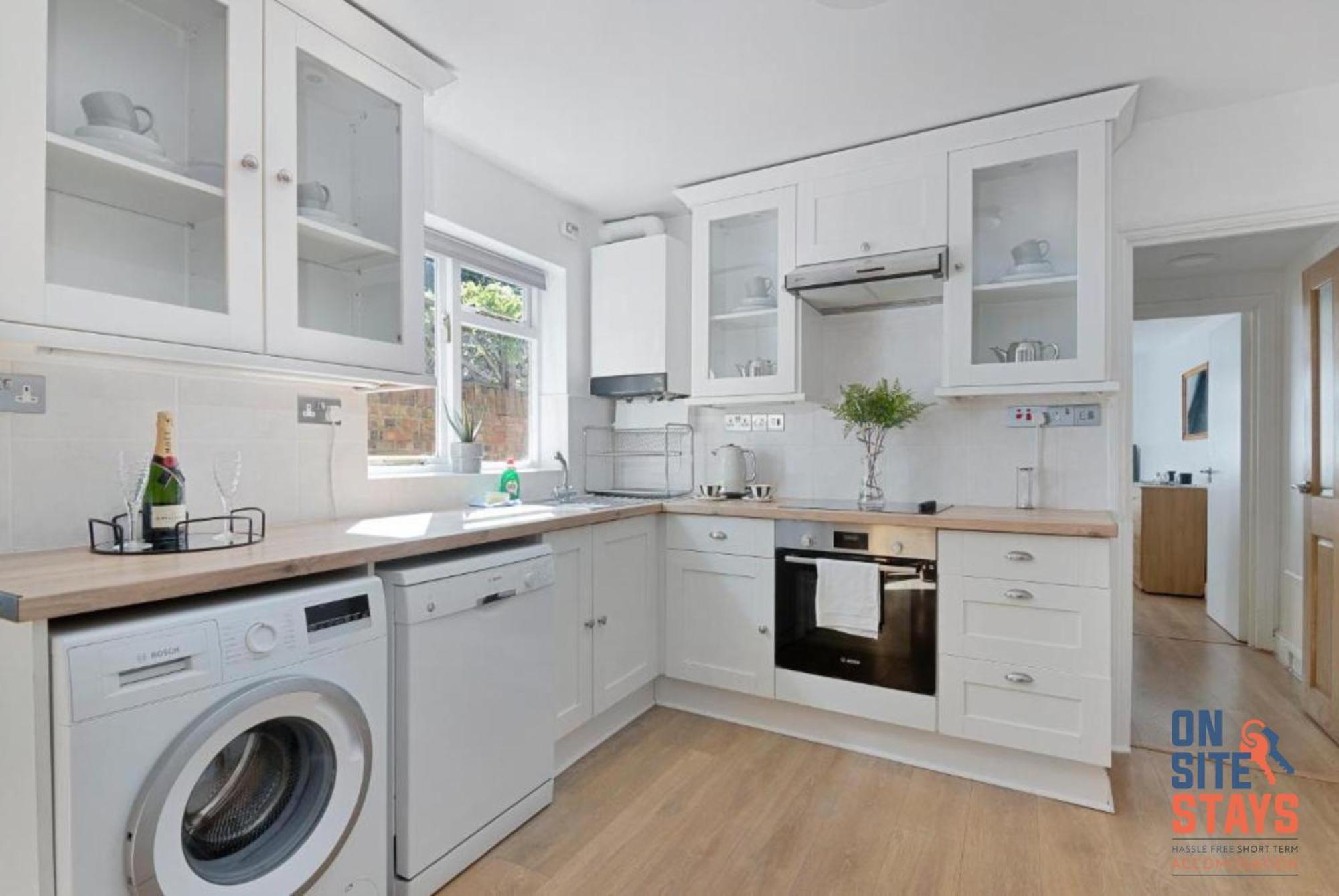 Onsitestays - Tranquil 2 Bedroom Apartment With Large Kitchen, Private Garden Near Wimbledon Station Лондон Екстериор снимка