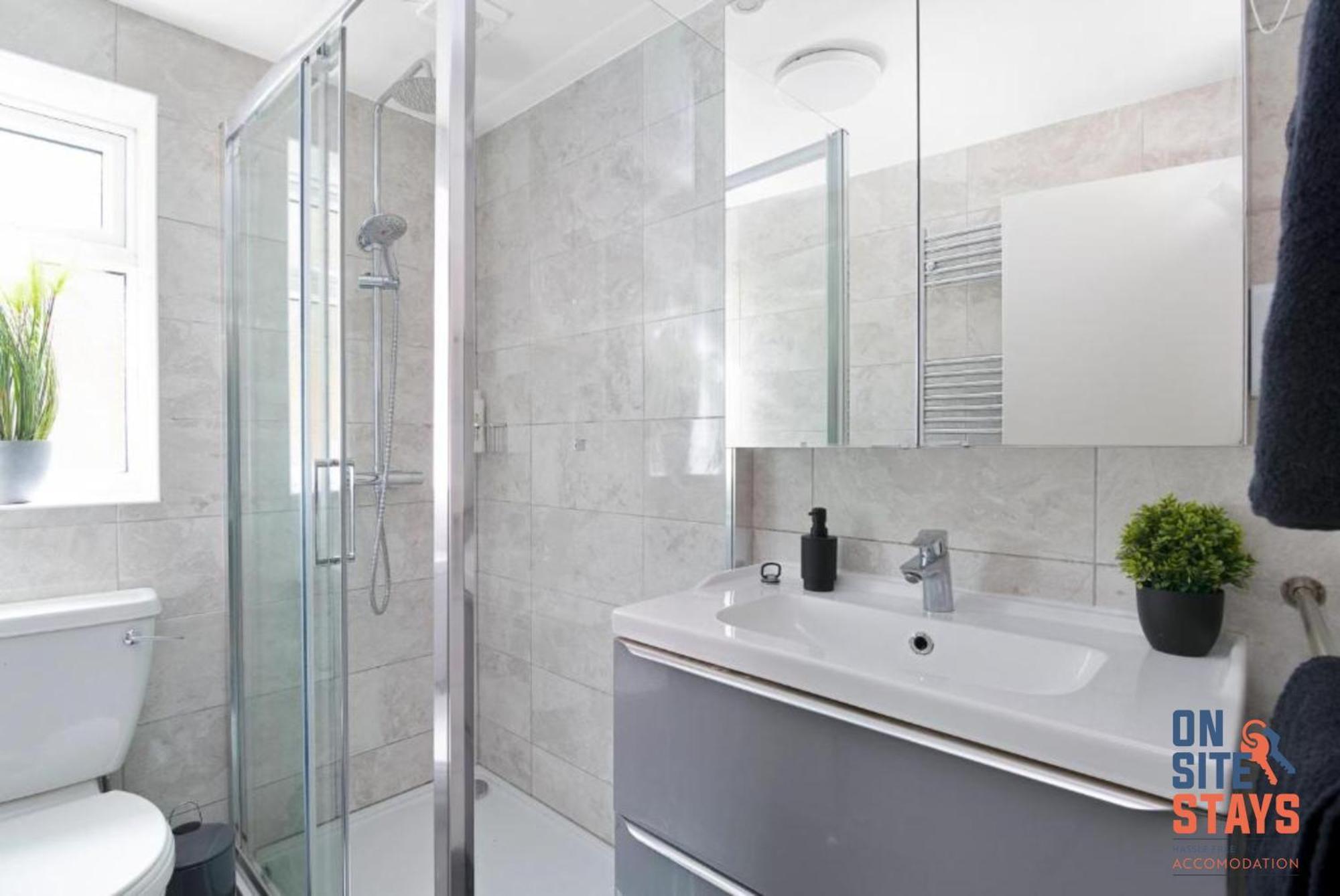 Onsitestays - Tranquil 2 Bedroom Apartment With Large Kitchen, Private Garden Near Wimbledon Station Лондон Екстериор снимка