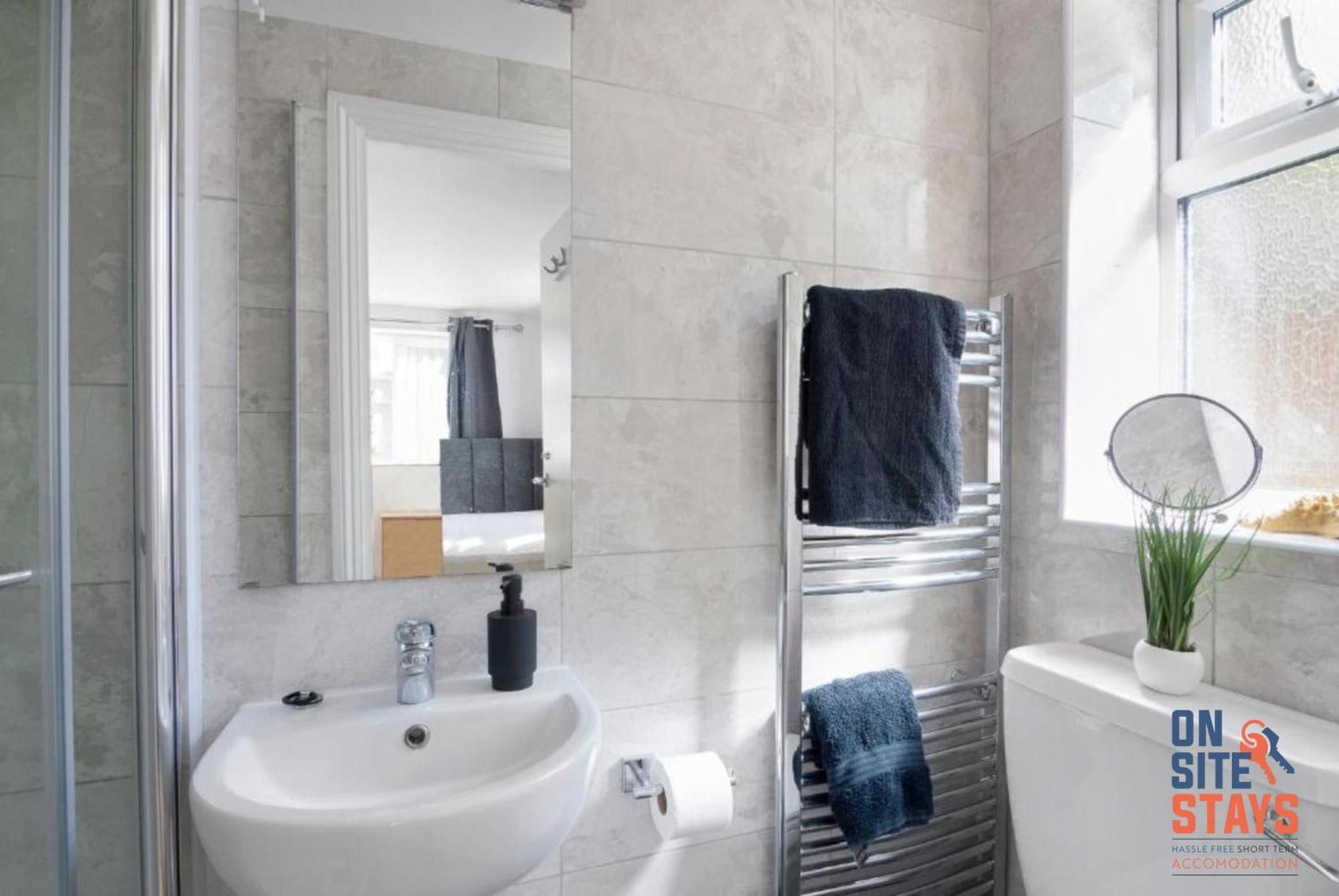 Onsitestays - Tranquil 2 Bedroom Apartment With Large Kitchen, Private Garden Near Wimbledon Station Лондон Екстериор снимка