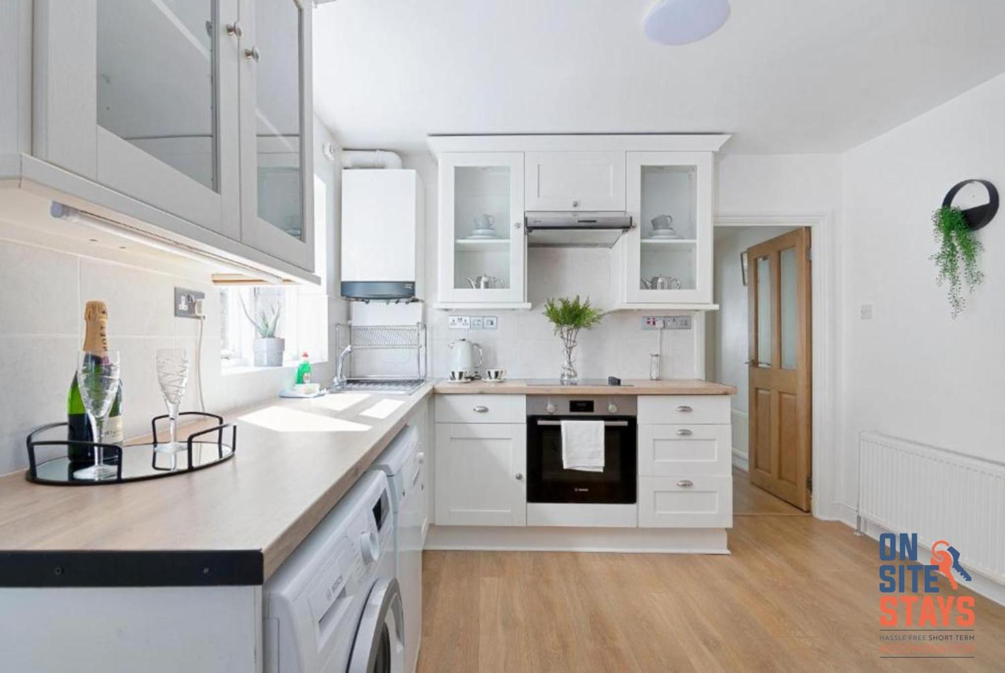 Onsitestays - Tranquil 2 Bedroom Apartment With Large Kitchen, Private Garden Near Wimbledon Station Лондон Екстериор снимка