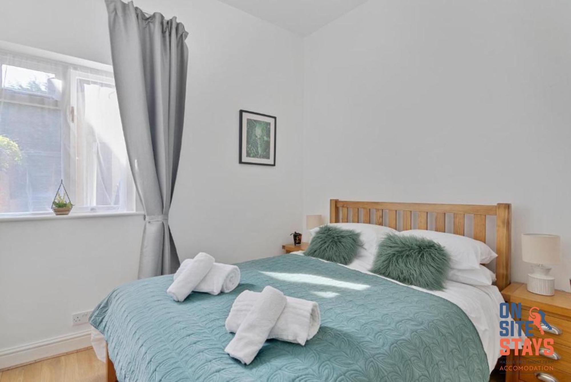 Onsitestays - Tranquil 2 Bedroom Apartment With Large Kitchen, Private Garden Near Wimbledon Station Лондон Екстериор снимка
