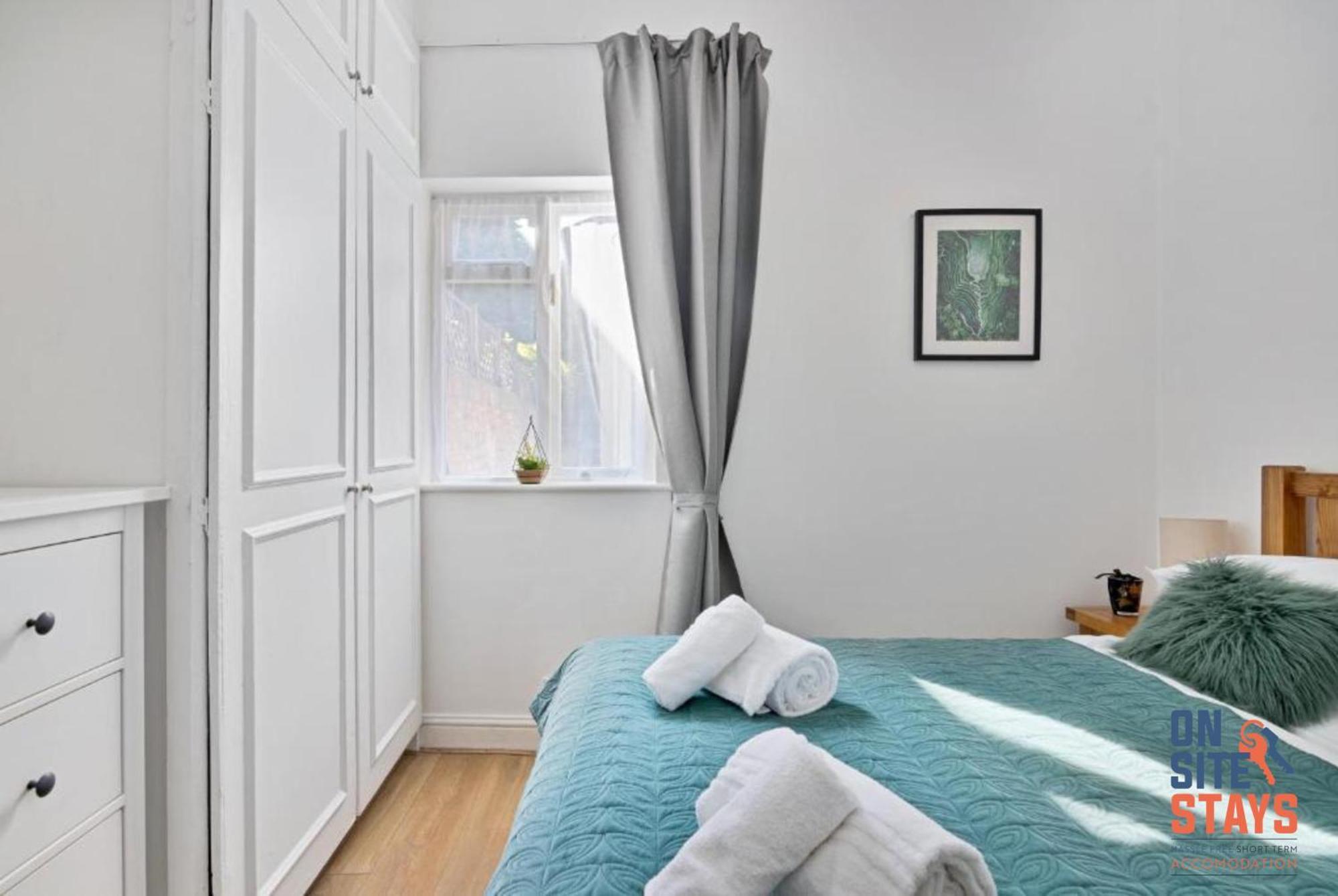 Onsitestays - Tranquil 2 Bedroom Apartment With Large Kitchen, Private Garden Near Wimbledon Station Лондон Екстериор снимка
